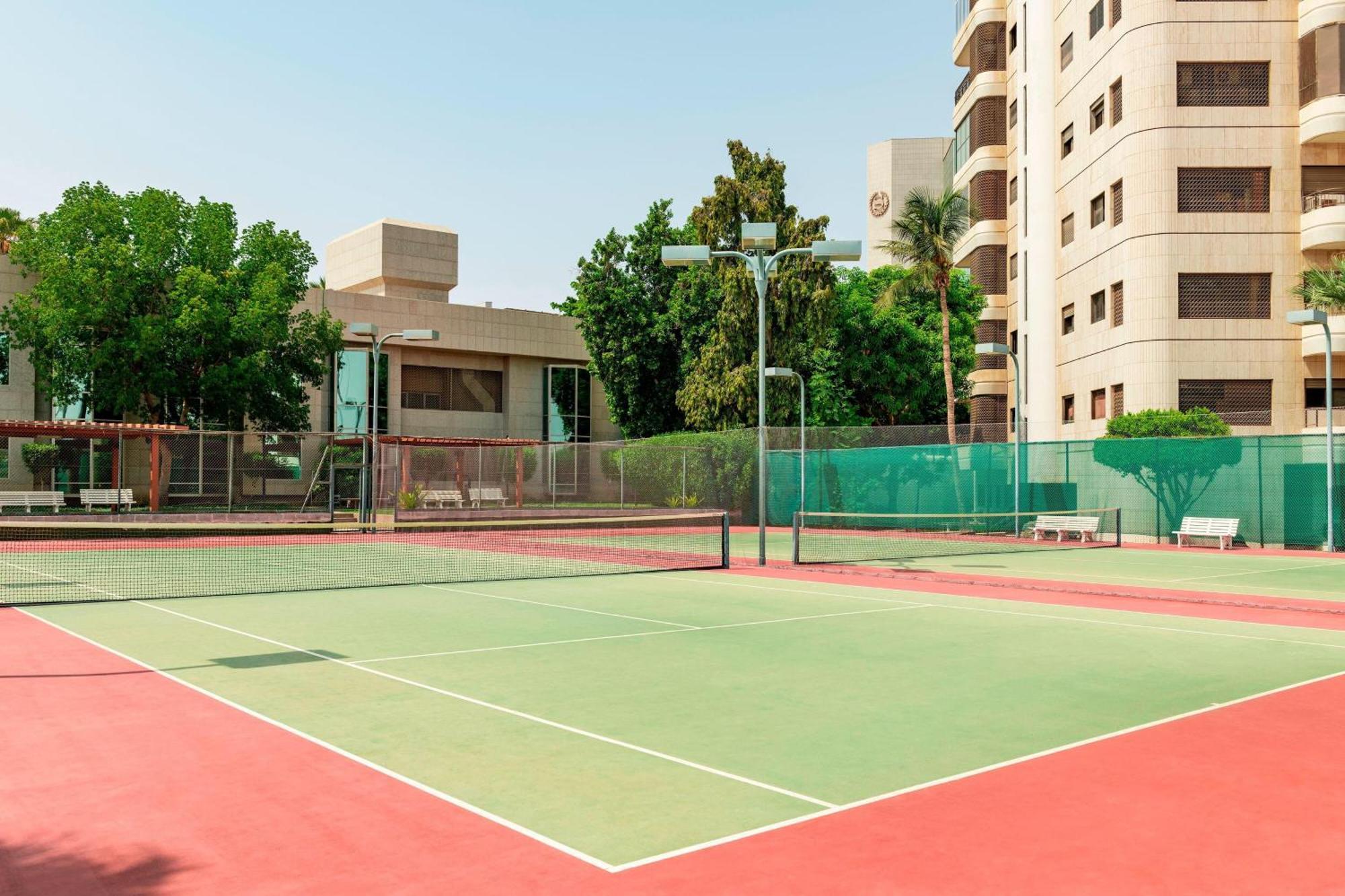 Sheraton Jeddah Hotel - Saudi Brothers Commercial Company Branch Exterior photo Tennis courts at the American Club