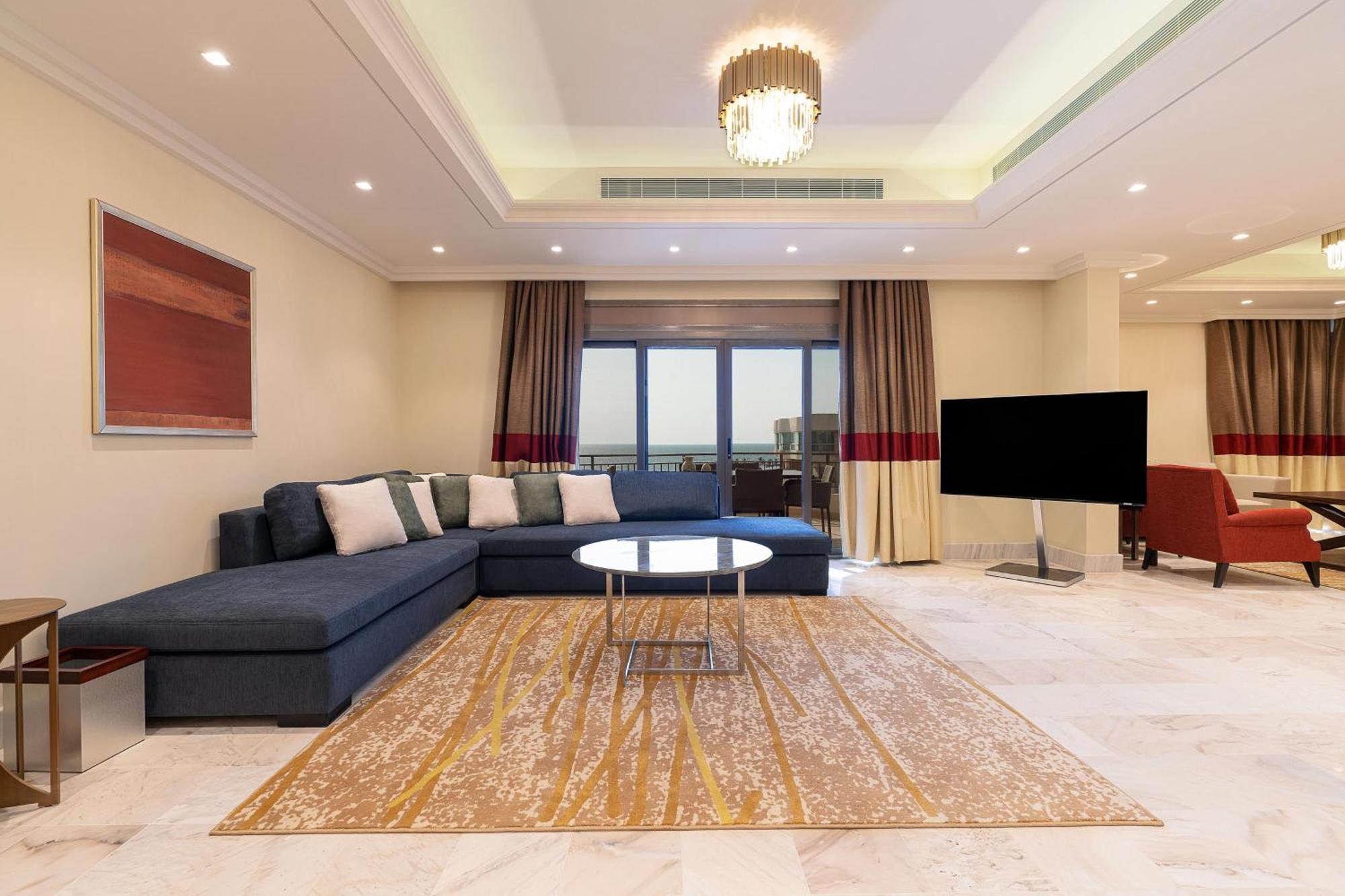 Sheraton Jeddah Hotel - Saudi Brothers Commercial Company Branch Exterior photo A living room